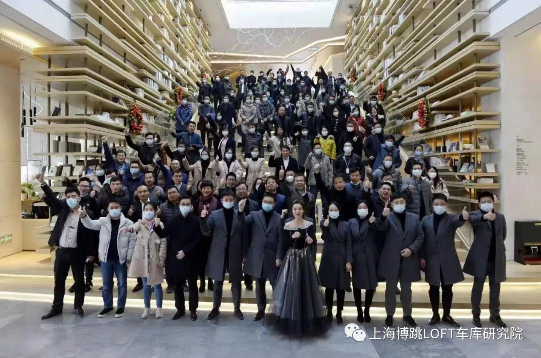 鄂州全国一百多人在华侨城汉口道6号参观研讨LOFT专利车库技术！